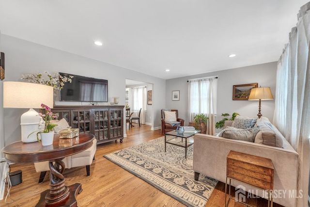 58 Kempson Place, Metuchen, NJ 08840