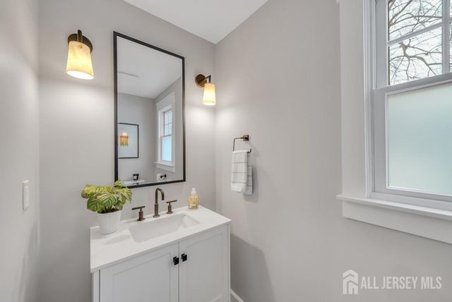 58 Kempson Place, Metuchen, NJ 08840