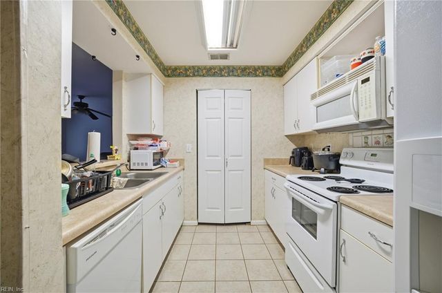 818 Rue Marseille, Chesapeake, VA 23320