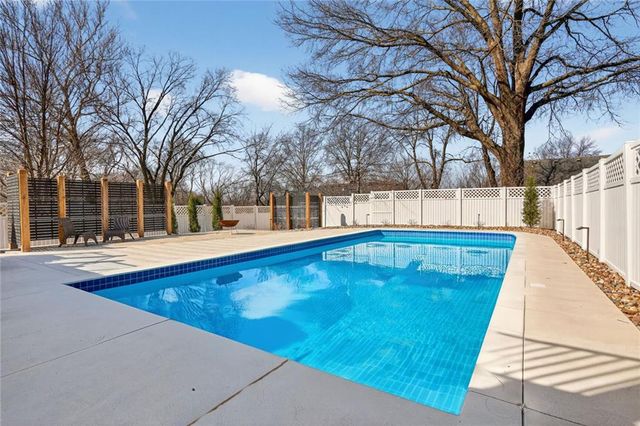 8206 NW Miami Street, Weatherby Lake, MO 64152