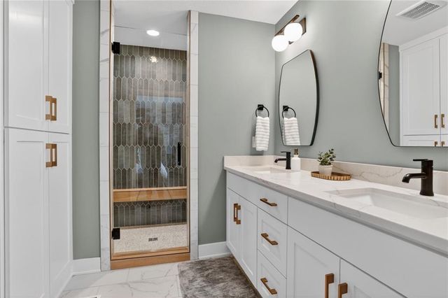 8206 NW Miami Street, Weatherby Lake, MO 64152