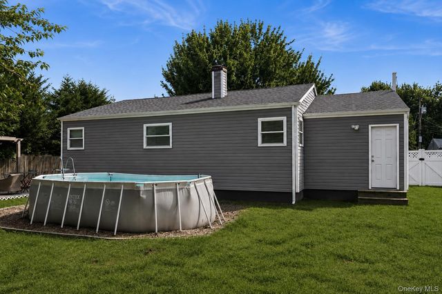 52 Larry Road S, Selden, NY 11784
