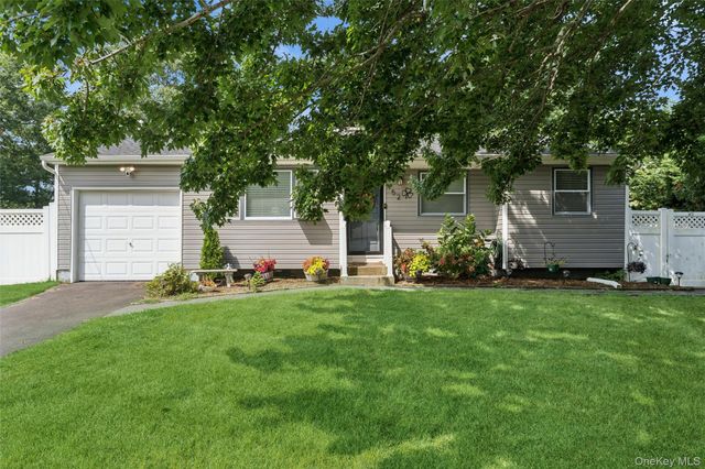 52 Larry Road S, Selden, NY 11784