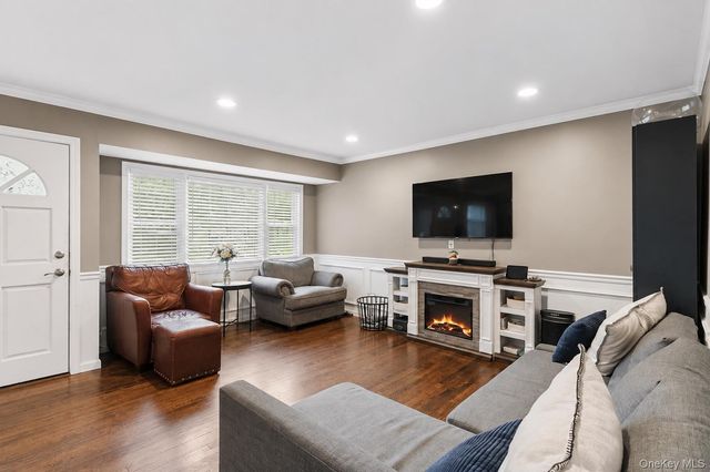 52 Larry Road S, Selden, NY 11784