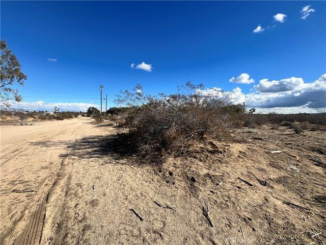 1 Greasewood Ln, Phelan, CA 92371