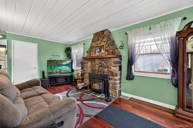 6 Glendale Road, Greenwood Lake, NY 10925