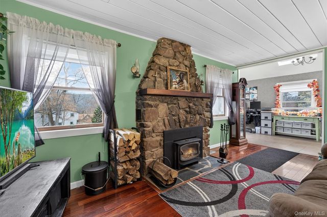 6 Glendale Road, Greenwood Lake, NY 10925