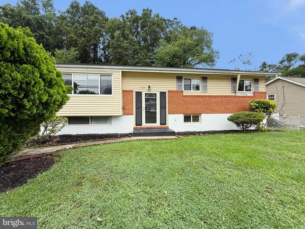 5521 HELMONT DR, Oxon Hill, MD 20745