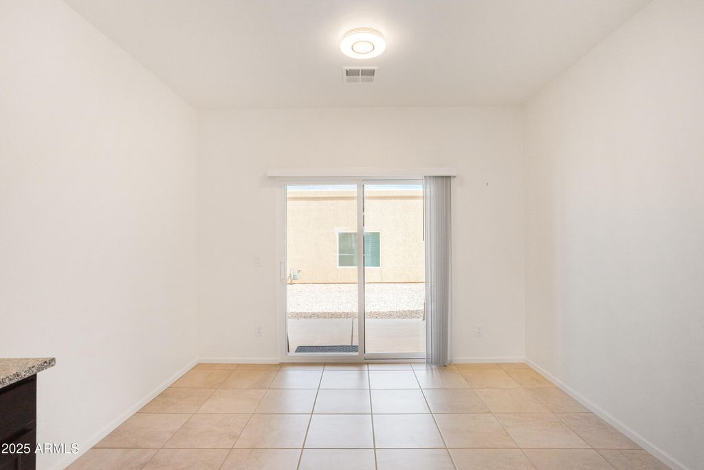 Image 15 of property listing at 293 S MEADOWOOD Lane, Sierra Vista, AZ 85635