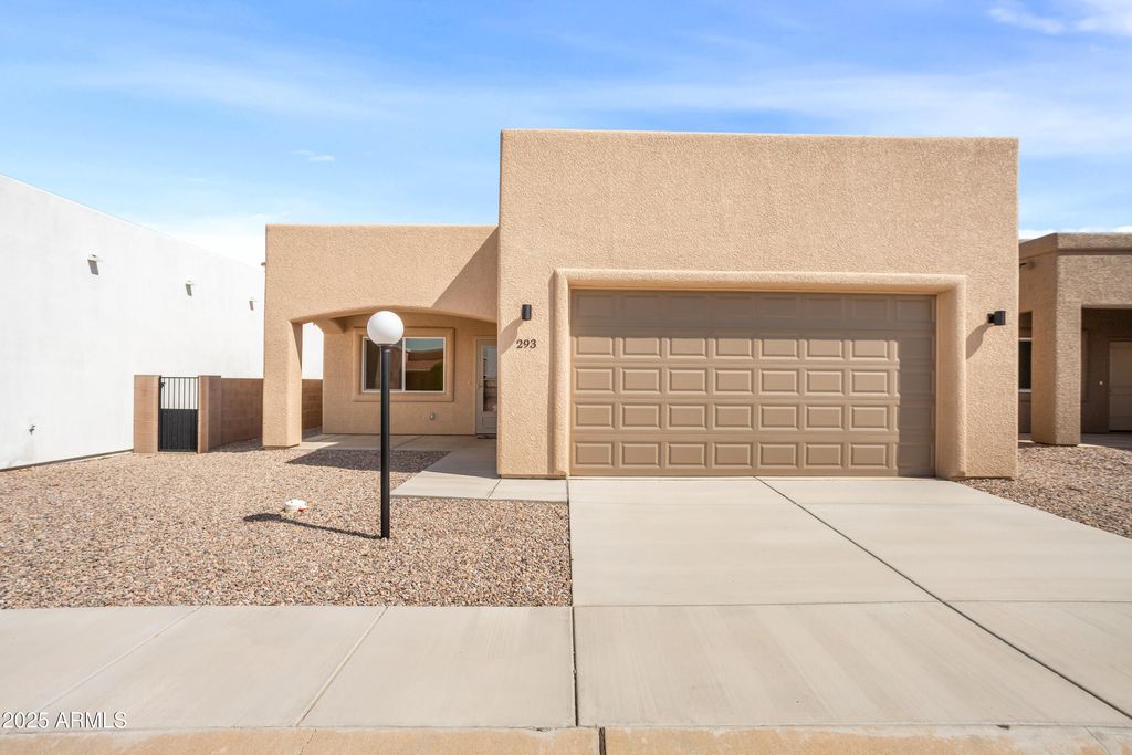 Image 2 of property listing at 293 S MEADOWOOD Lane, Sierra Vista, AZ 85635