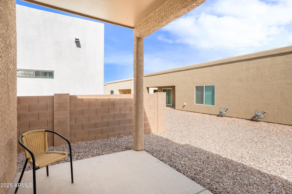Image 4 of property listing at 293 S MEADOWOOD Lane, Sierra Vista, AZ 85635
