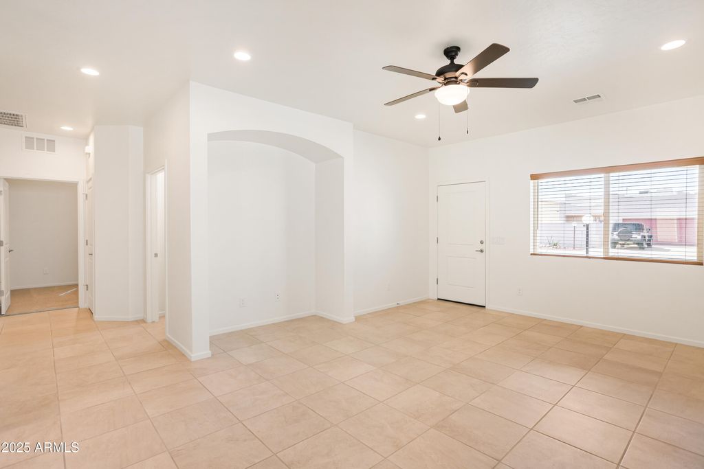 Image 8 of property listing at 293 S MEADOWOOD Lane, Sierra Vista, AZ 85635