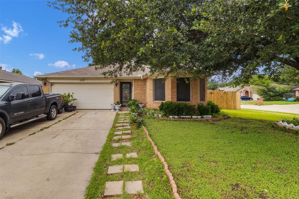 300 Comiskey Court, Saginaw, TX 76179 — exterior