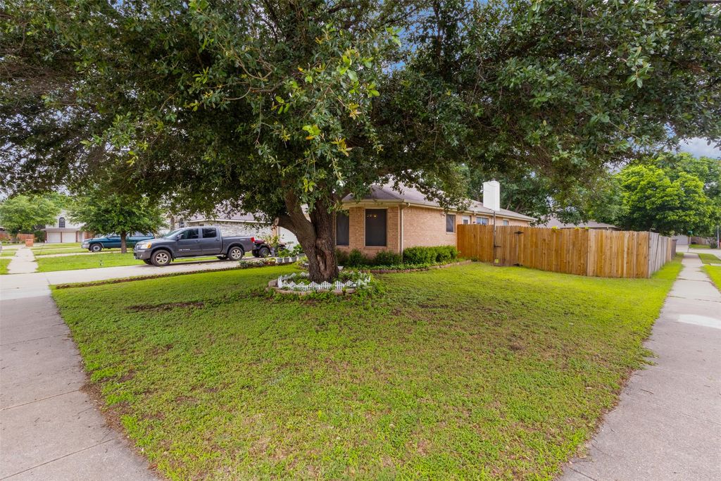 300 Comiskey Court, Saginaw, TX 76179 — photo 2