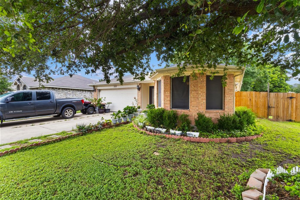 300 Comiskey Court, Saginaw, TX 76179 — photo 3