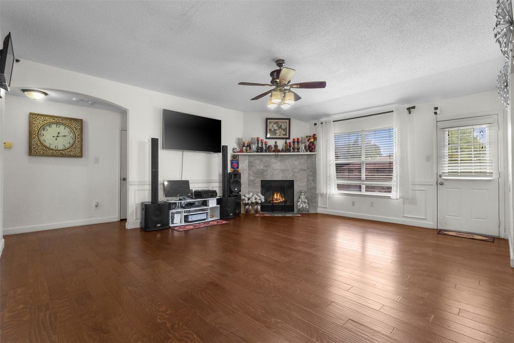 300 Comiskey Court, Saginaw, TX 76179 — photo 4