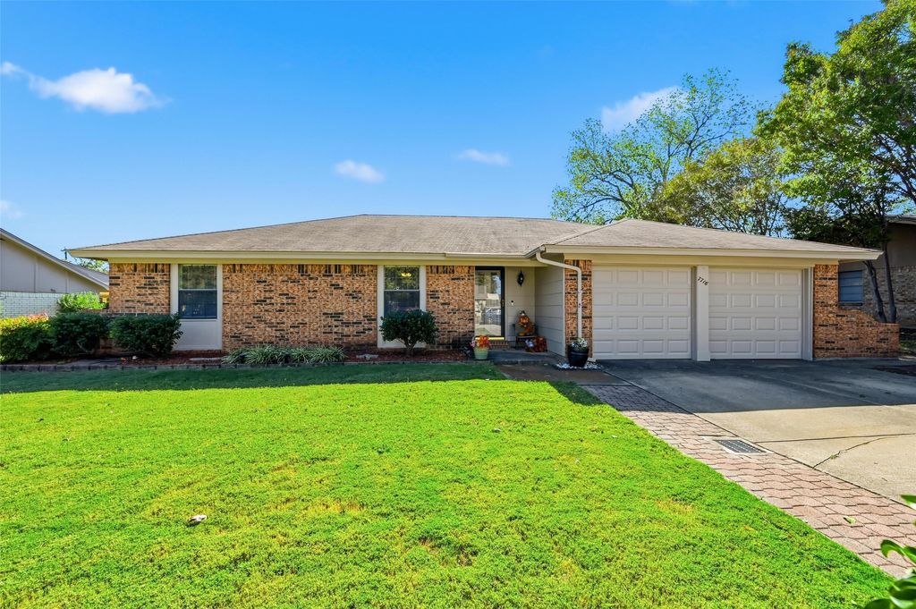 7716 Evergreen Avenue, North Richland Hills, TX 76182