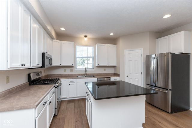 4063 S Meadow Wood Court, New Palestine, IN 46163