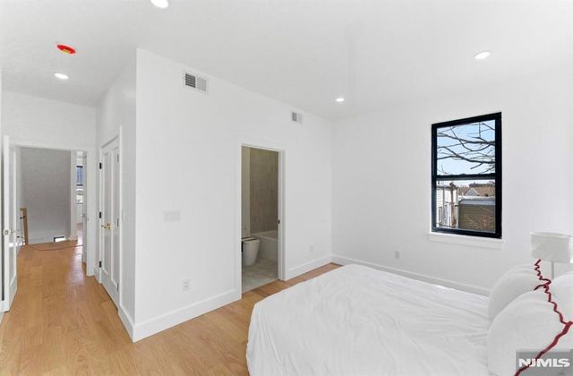 113.5 Oak Street 2, Jersey City, NJ 07304