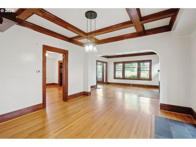 8921 Se WASHINGTON St, Portland, OR 97216