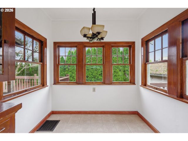 8921 Se WASHINGTON St, Portland, OR 97216