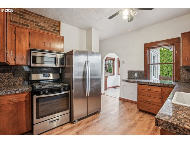 8921 Se WASHINGTON St, Portland, OR 97216