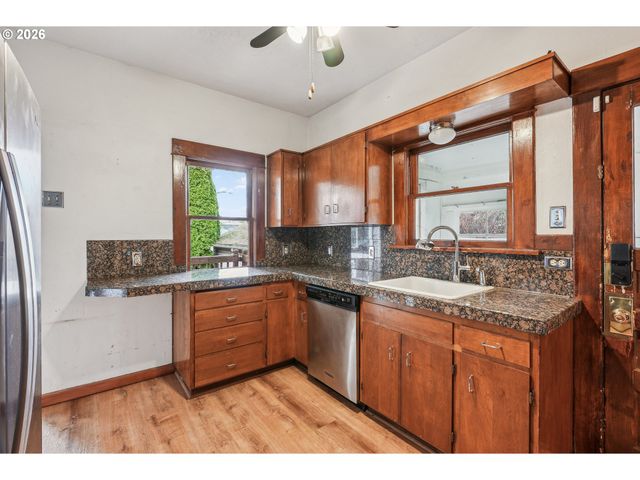 8921 Se WASHINGTON St, Portland, OR 97216