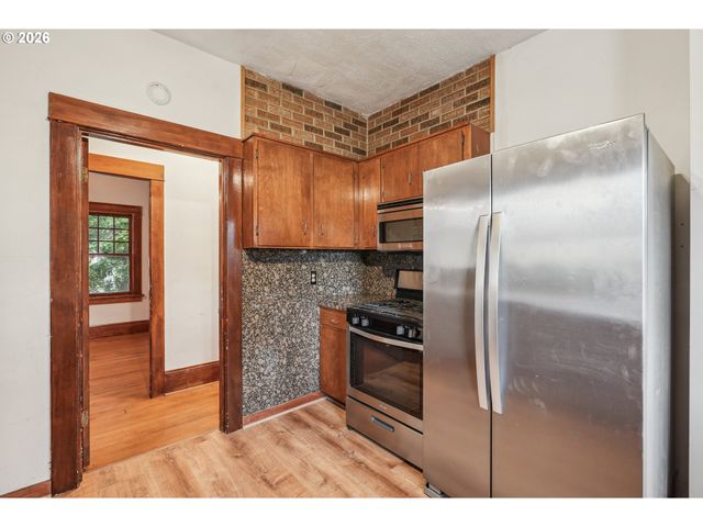 8921 Se WASHINGTON St, Portland, OR 97216