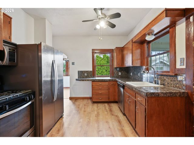 8921 Se WASHINGTON St, Portland, OR 97216