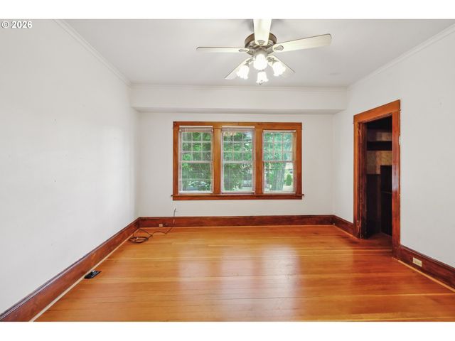 8921 Se WASHINGTON St, Portland, OR 97216