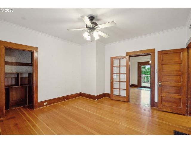 8921 Se WASHINGTON St, Portland, OR 97216