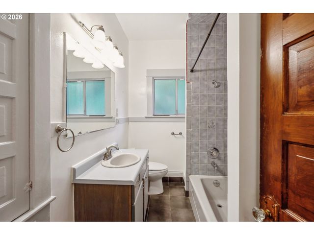 8921 Se WASHINGTON St, Portland, OR 97216