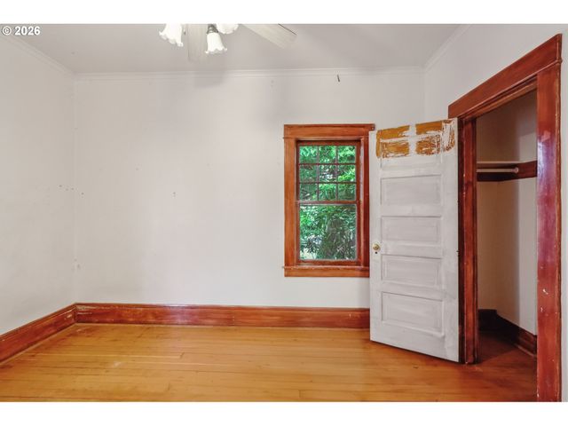 8921 Se WASHINGTON St, Portland, OR 97216