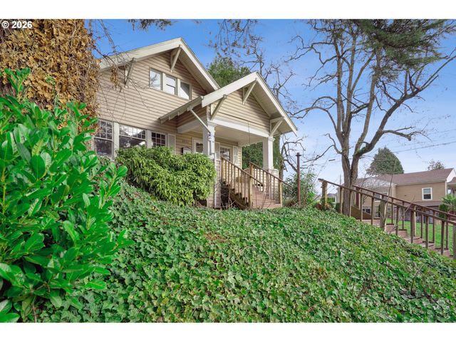 8921 Se WASHINGTON St, Portland, OR 97216
