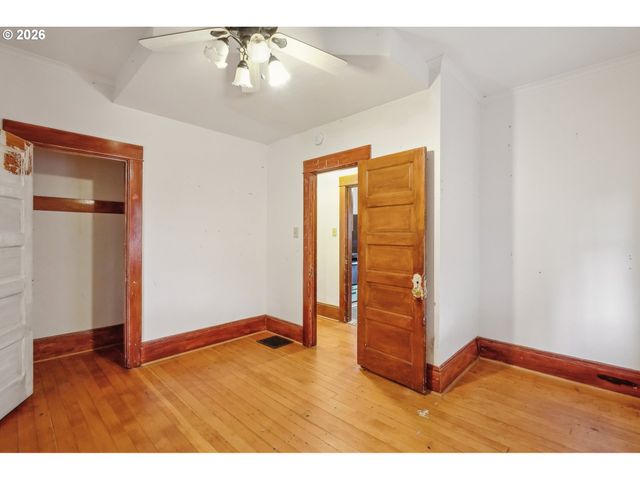 8921 Se WASHINGTON St, Portland, OR 97216