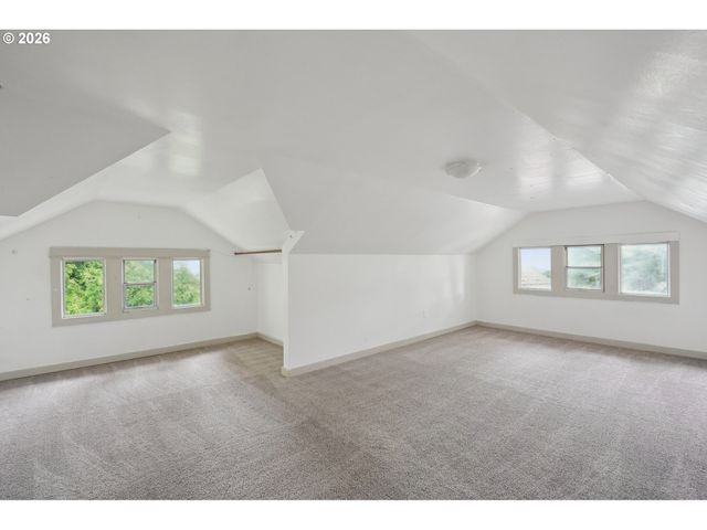 8921 Se WASHINGTON St, Portland, OR 97216