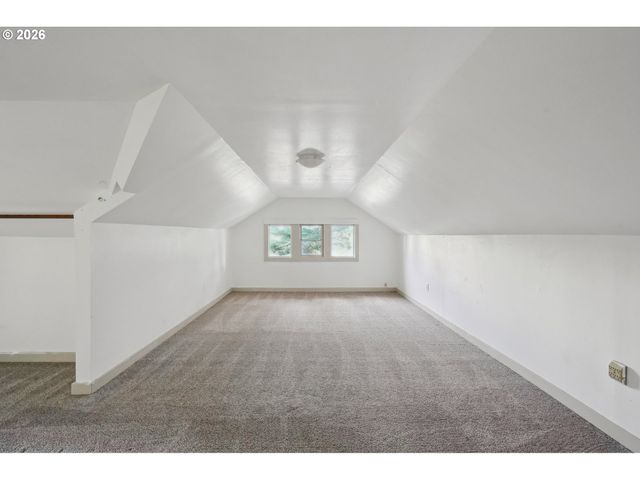 8921 Se WASHINGTON St, Portland, OR 97216