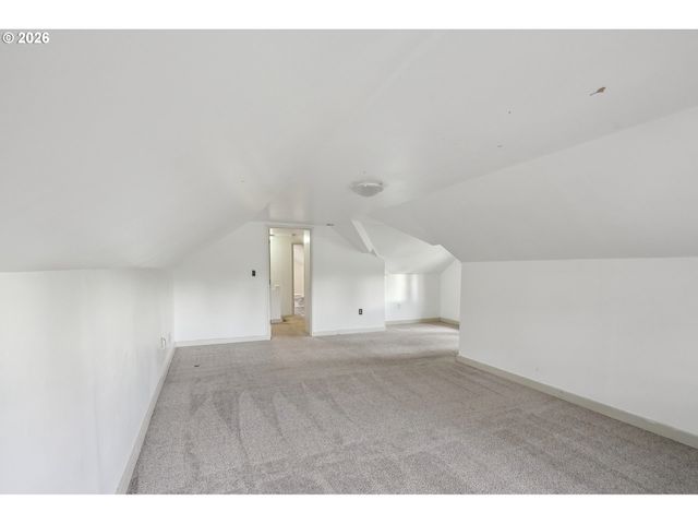 8921 Se WASHINGTON St, Portland, OR 97216