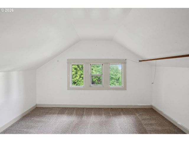 8921 Se WASHINGTON St, Portland, OR 97216