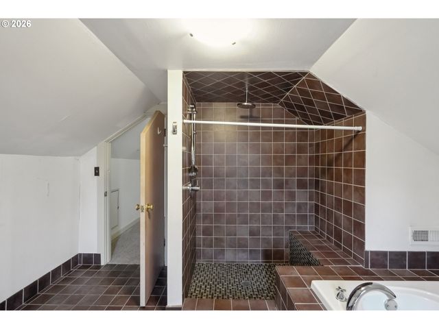 8921 Se WASHINGTON St, Portland, OR 97216