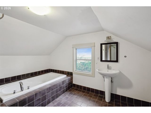 8921 Se WASHINGTON St, Portland, OR 97216