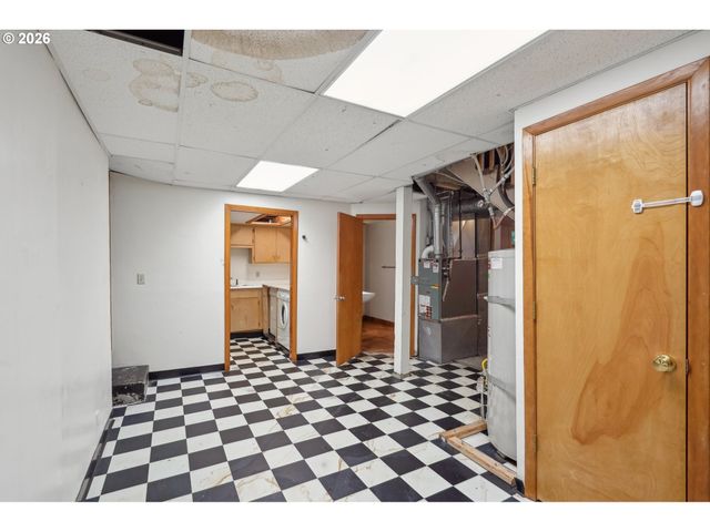 8921 Se WASHINGTON St, Portland, OR 97216