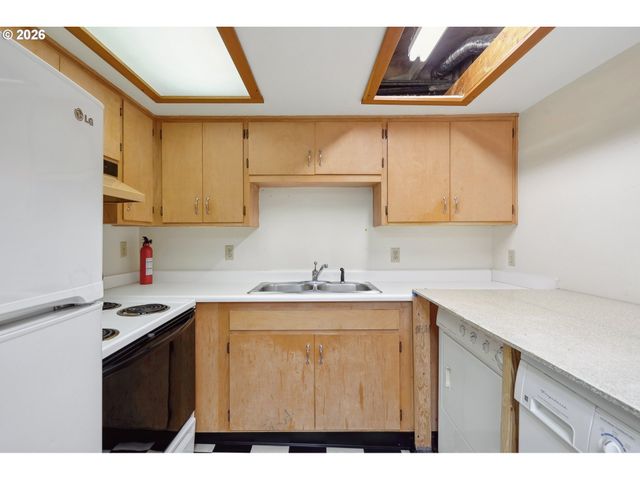 8921 Se WASHINGTON St, Portland, OR 97216
