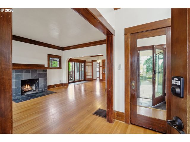8921 Se WASHINGTON St, Portland, OR 97216