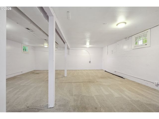 8921 Se WASHINGTON St, Portland, OR 97216