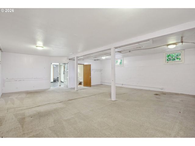 8921 Se WASHINGTON St, Portland, OR 97216
