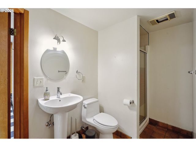 8921 Se WASHINGTON St, Portland, OR 97216