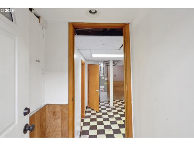 8921 Se WASHINGTON St, Portland, OR 97216