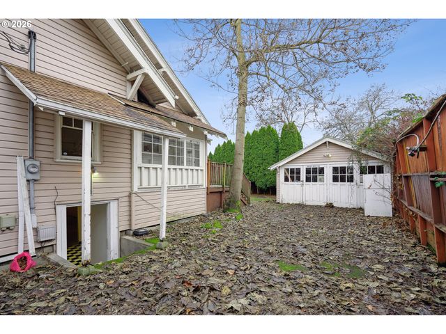 8921 Se WASHINGTON St, Portland, OR 97216