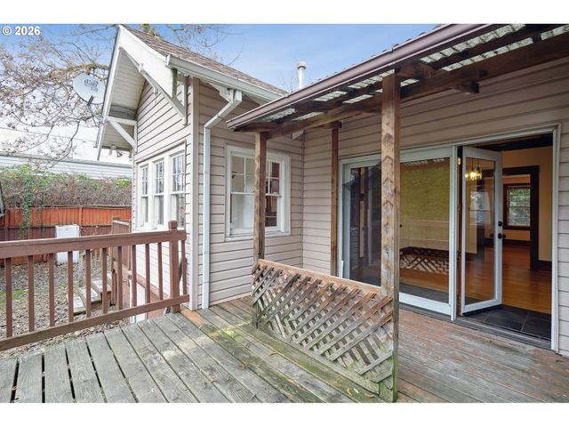 8921 Se WASHINGTON St, Portland, OR 97216